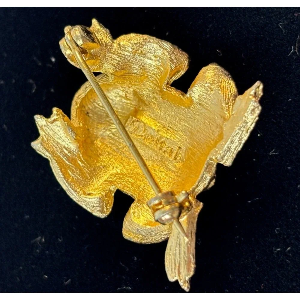 Vintage  Brooch Gold Tone Rhinestone Frog Delta Signed 1 inch - Picture 3 of 6